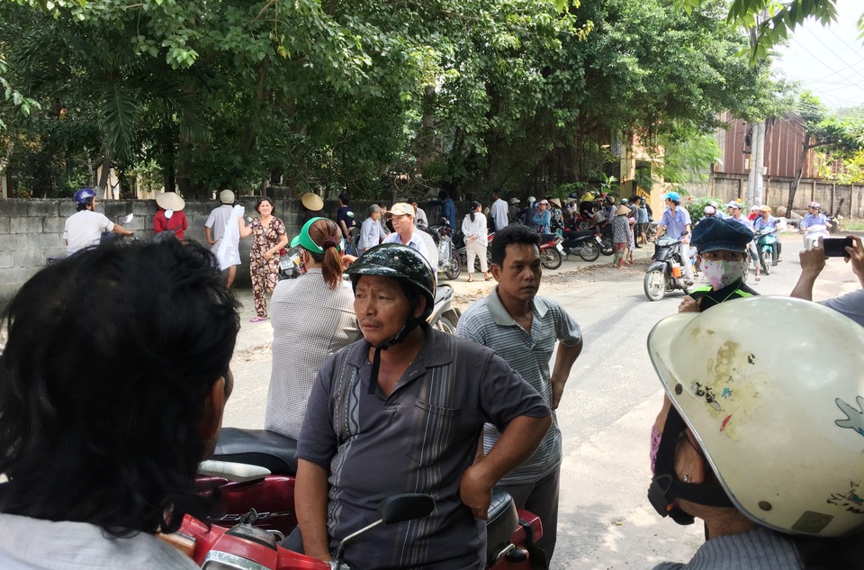 
Rất đông người hiếu kỳ vây quanh trước cổng chùa - nơi xảy ra án mạng
