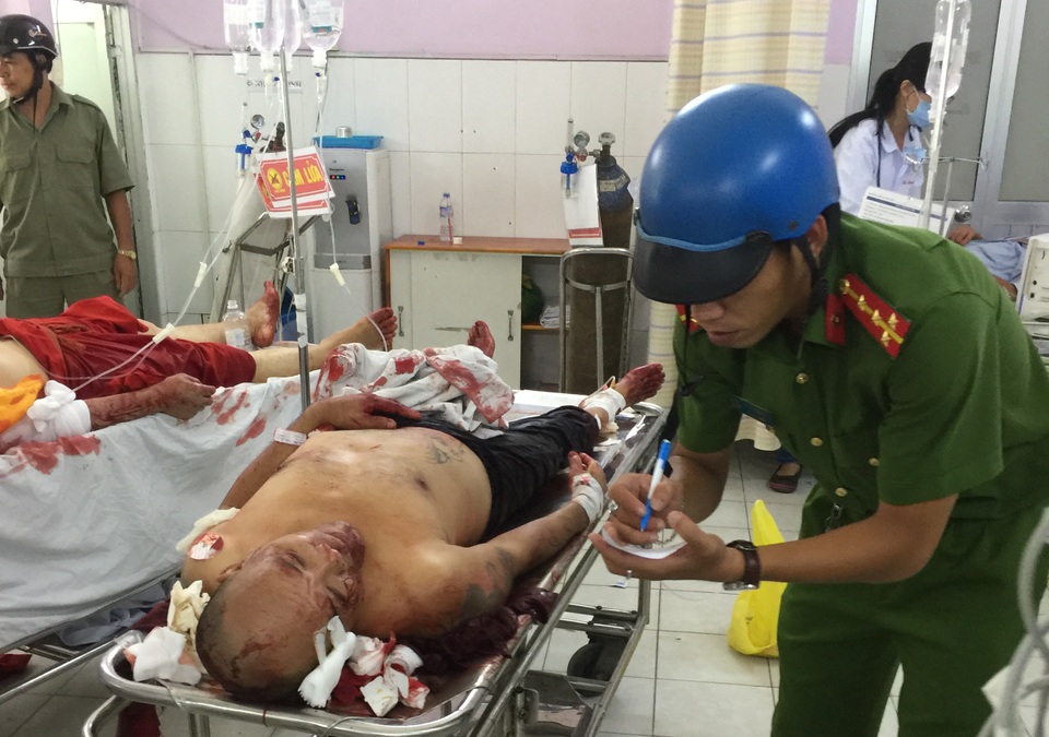 Công an đang ghi lời khai của một trong số các nạn nhân cấp cứu tại bệnh viện.