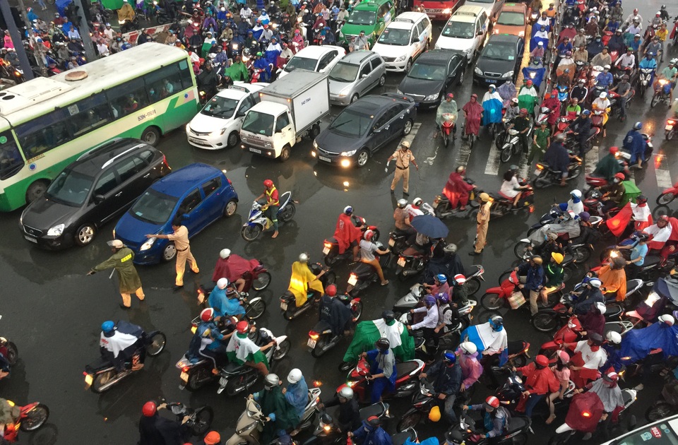 Lực lượng CSGT Rạch Chiếc, quận 9, Thủ Đức...được tăng cường tối đa ra hiện trường để điều tiết, giải toả giao thông.