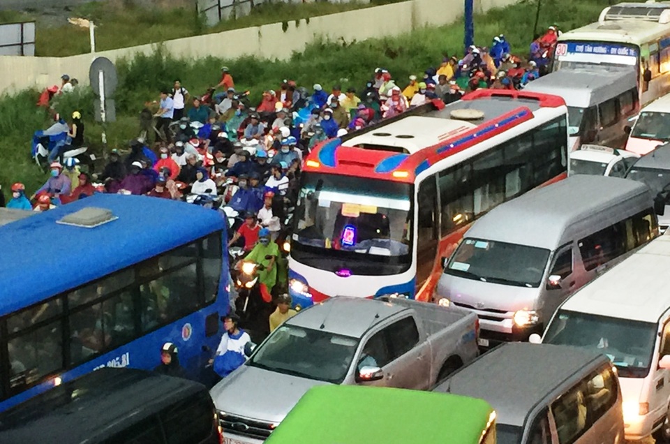 Kẹt xe khủng khiếp ở cửa ngõ Sài Gòn - 9