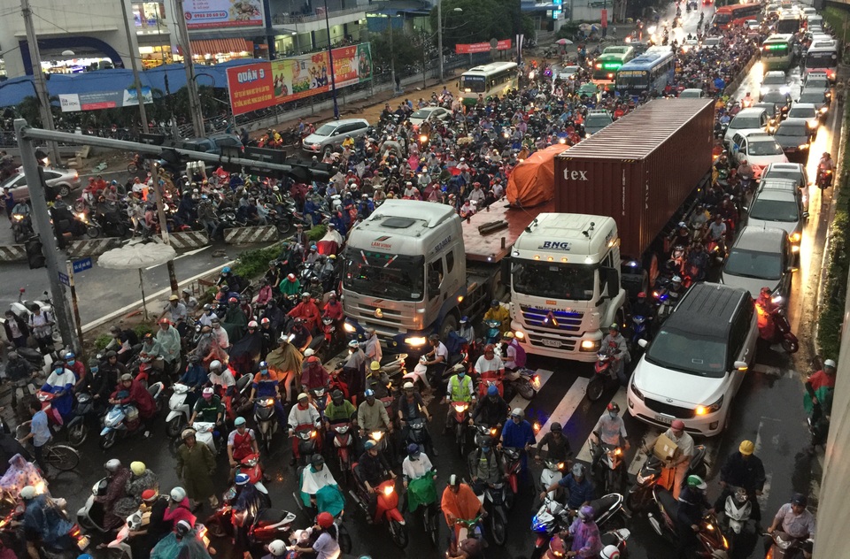 Các hướng đường đổ về ngã tư cầu vượt thép Thủ Đức kẹt cứng phương tiện.