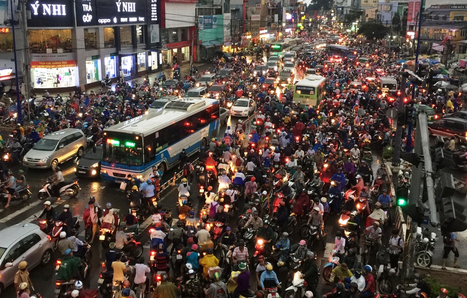 Đường Lê Văn Việt kẹt cứng trong biển người xe.