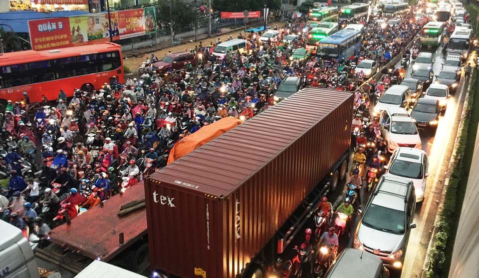 Hàng nghìn phương tiện xếp hàng dài trên XLHN theo cả 2 hướng ra vào TPHCM.