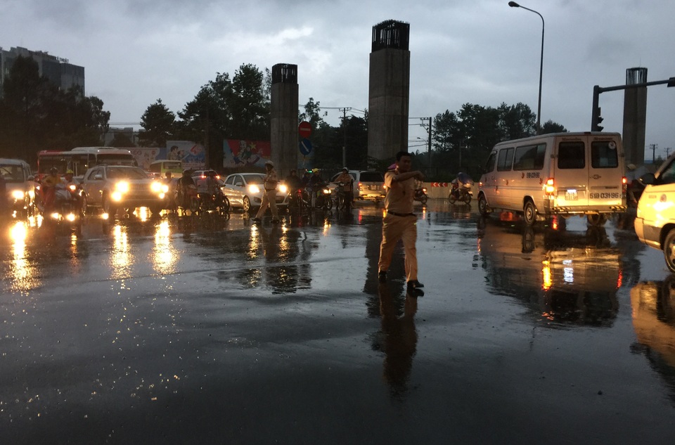 CSGT dầm mình dưới cơn mưa lớn để giải toả giao thông.