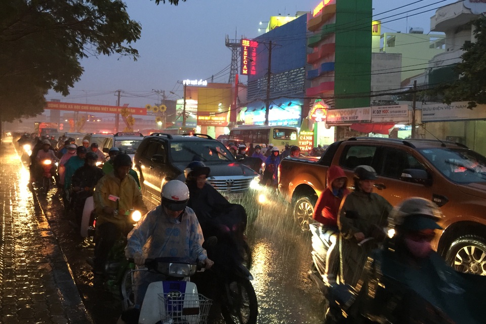 Người dân khốn đốn chôn chân vì kẹt xe dưới cơn mưa lớn.