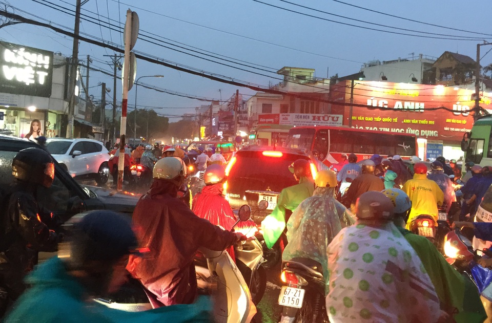 Các tuyến đường xung quanh ngã tư Thủ Đức đều bị kẹt cứng.