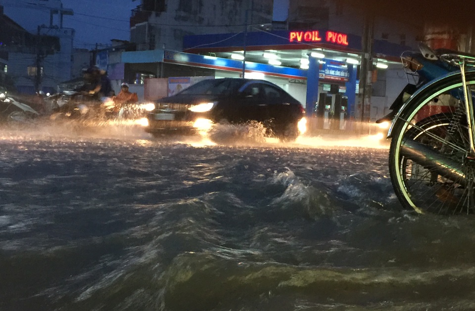 Mưa lớn khiến tình trạng kẹt xe khu vực phía Đông TPHCM chiều 7/10 hết sức nghiêm trọng.