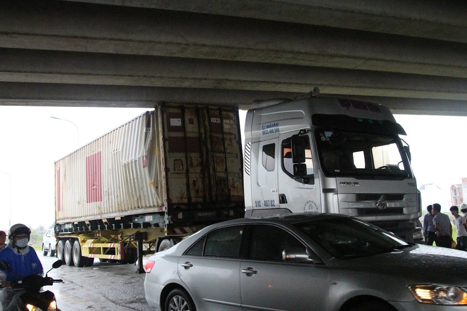 Cơ quan chức năng khẩn trương tìm cách giải cứu thùng container.