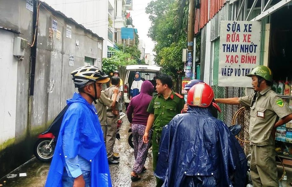 Nổ bình chữa cháy, một nam thanh niên tử vong - 2 Xe cứu thương đưa thi thể anh Duy rời khỏi hiện trường.