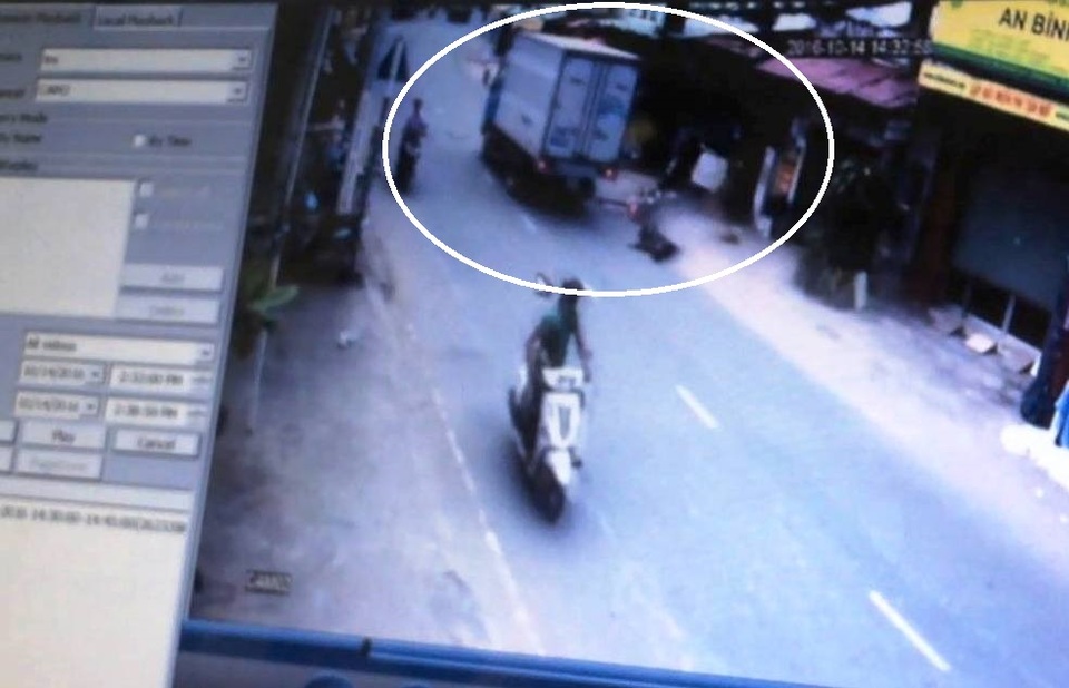 Camera nhà dân “tố” tài xế xe tải cán chết người, bỏ chạy - 2 Hình ảnh camera tại nhà của người dân ghi lại được chiếc xe tải liên quan đến vụ tai nạn và tài xế bỏ chạy khỏi hiện trường.