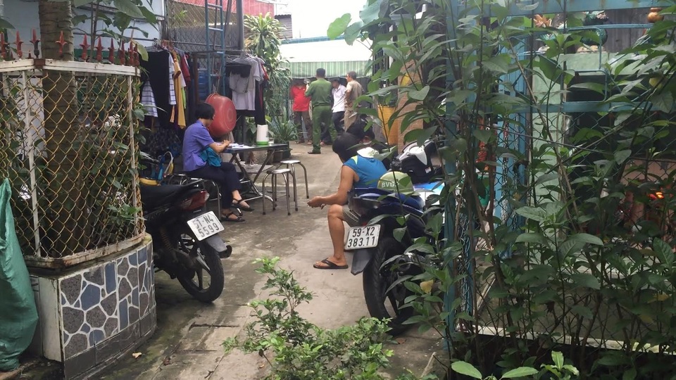 Cụ ông 80 tuổi tử vong với nhiều vết thương - 2 Công an quận Thủ Đức và đại diện VKS nhân dân cùng cấp phối hợp điều tra làm rõ vụ việc.