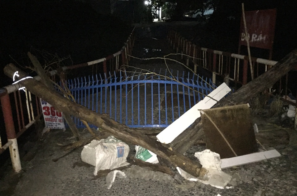 
Giao thông qua lại cầu Gió Bay bị phong toả sau sự cố mặt cầu xuất hiện lỗ thủng lớn.
