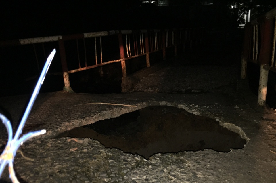 
Lỗ thủng giữa mặt cầu Gió Bay, giáp giữa TX Dĩ An, tỉnh Bình Dương và phường Tam Phú, quận Thủ Đức, TPHCM.
