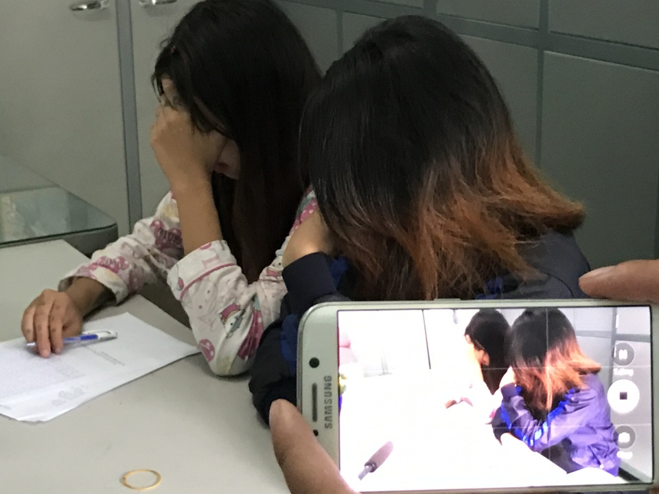 Nhí Tinô và Bà Dãnh, 2 thiếu nữ tham gia đánh bạn đang được công an huyện Nhà Bè làm việc cùng đại diện gia đình.