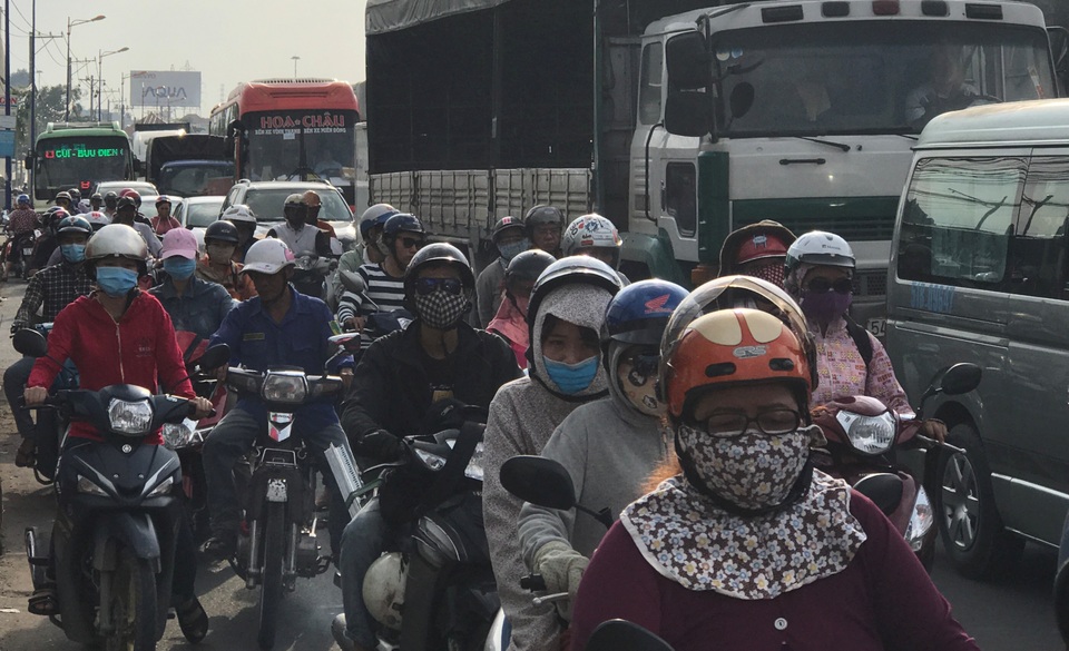 Dân khốn đốn vì khói bụi, kẹt xe ở cửa ngõ Sài Gòn - 3