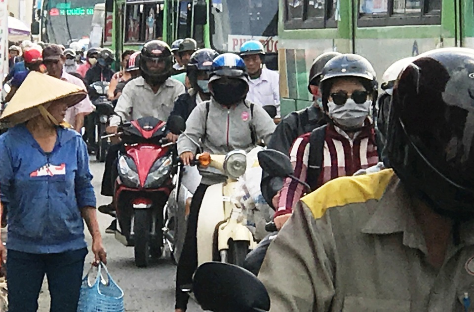 Dân khốn đốn vì khói bụi, kẹt xe ở cửa ngõ Sài Gòn - 2
