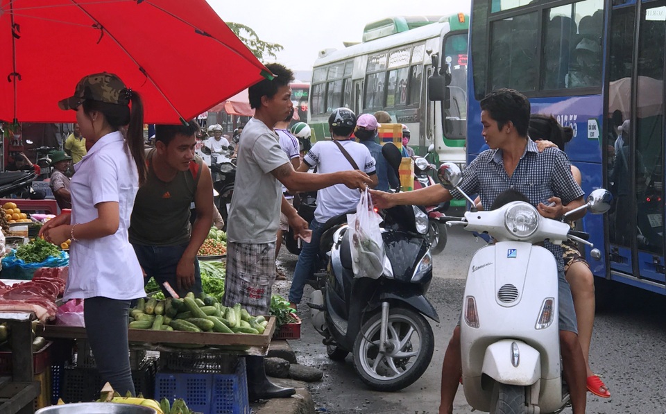 tràn xuống đường...