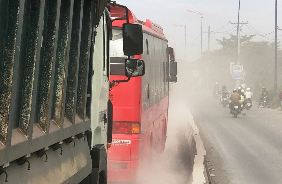 Bụi mù mịt trên quốc lộ 1.