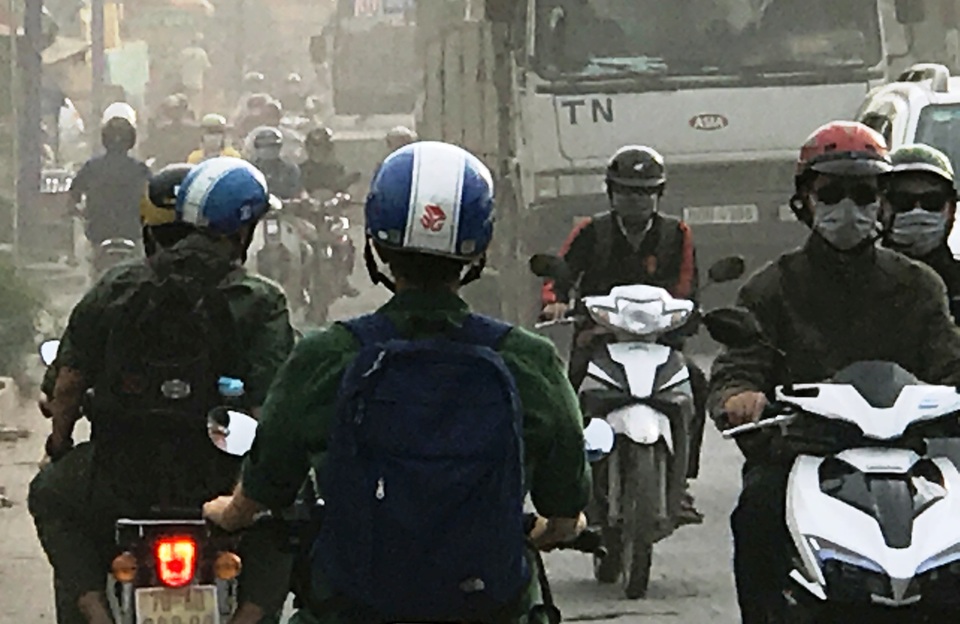 Người tham gia giao thông chạy ngược chiều...càng khiến tình trạng giao thông ở khu vực nói trên thêm hỗn loạn.