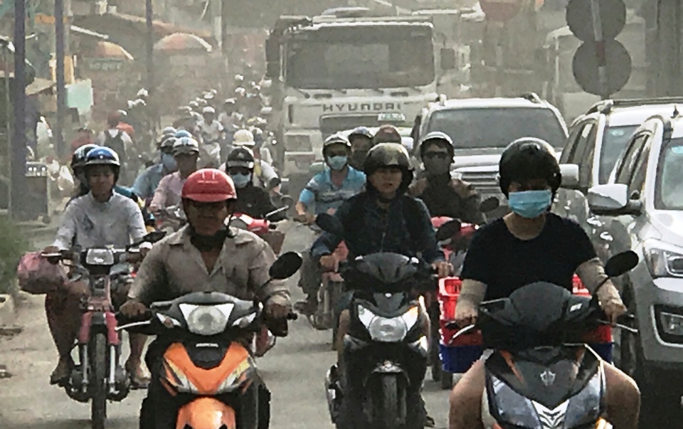 Giao thông cửa ngõ Sài Gòn trên QL1, đoạn qua công trình trước KDL Suối Tiên, quận 9 luôn trong tình trạng ùn ứ, ô nhiễm khói bụi...