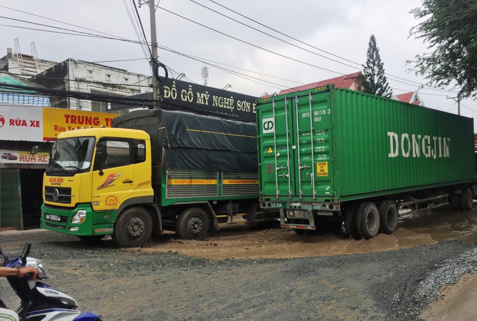 Đường Hoàng Hữu Nam đang xuống cấp vô cùng nghiêm trọng.