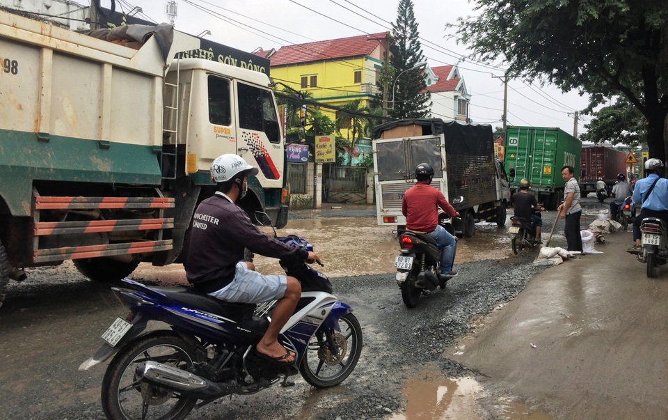Người dân đang hàng ngày đánh đu sinh mạng của mình khi lưu thông trên đường Hoàng Hữu Nam, quận 9.