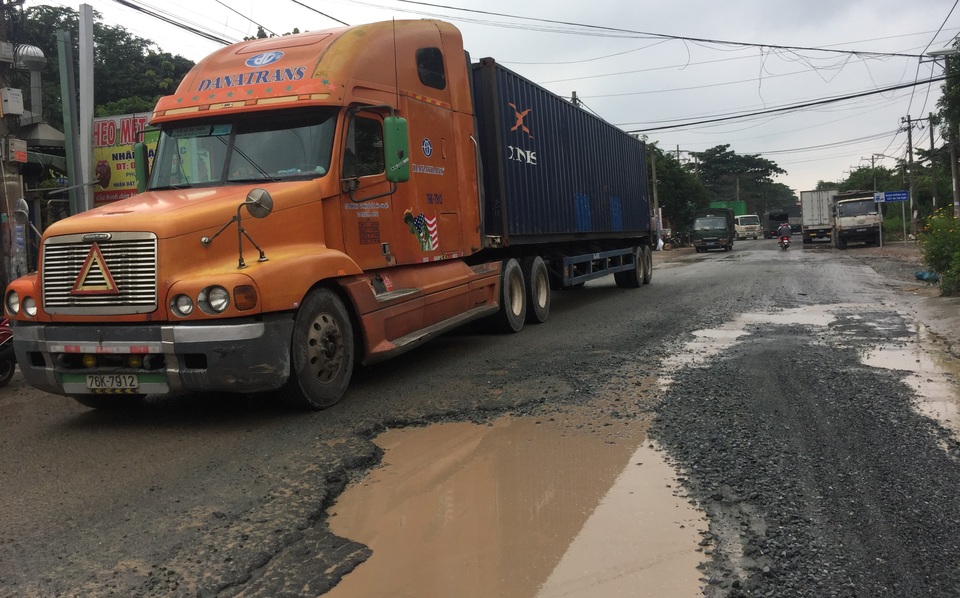 Con đường chết xuống cấp nhưng hàng ngày vẫn tấp nập xe tải, container...lưu thông.