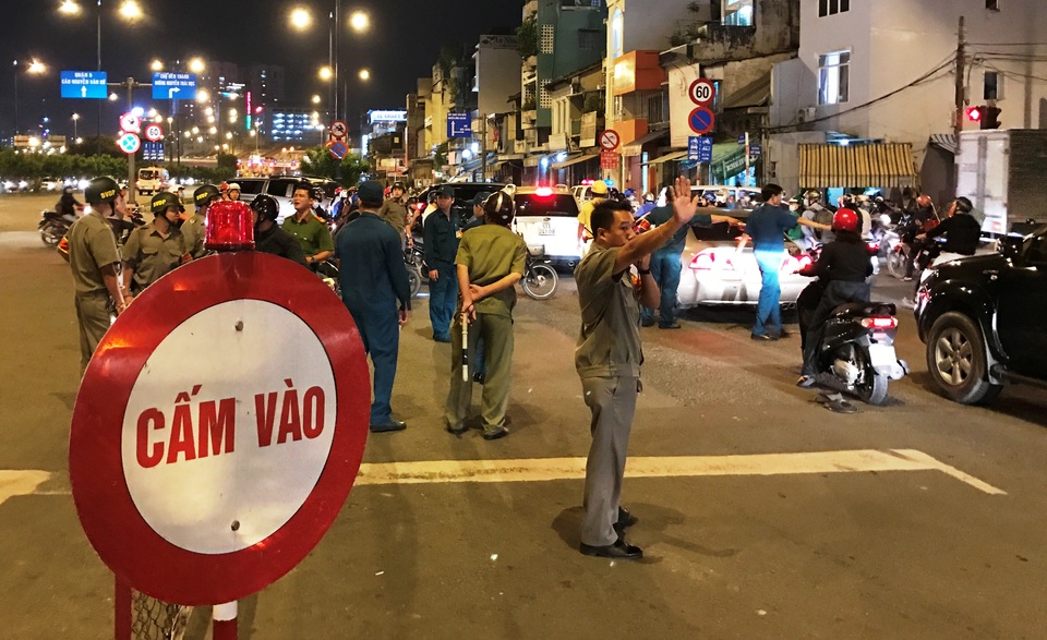 Các lực lượng tiến hành việc phong toả đường hầm vượt sông Sài Gòn tối 3/11 (theo hướng từ quận 1 sang quận 2)...