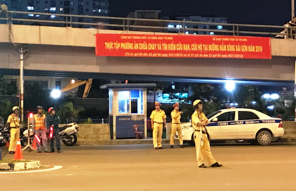 Việc cấm tấ cả phương tiện qua hầm Thủ Thiêm vào 2 tối 3 và 5/11 nhằm phục vụ thực tập phương án chữa cháy và tìm kiếm cứu nạn, cứu hộ đường hầm sông Sài Gòn năm 2016.