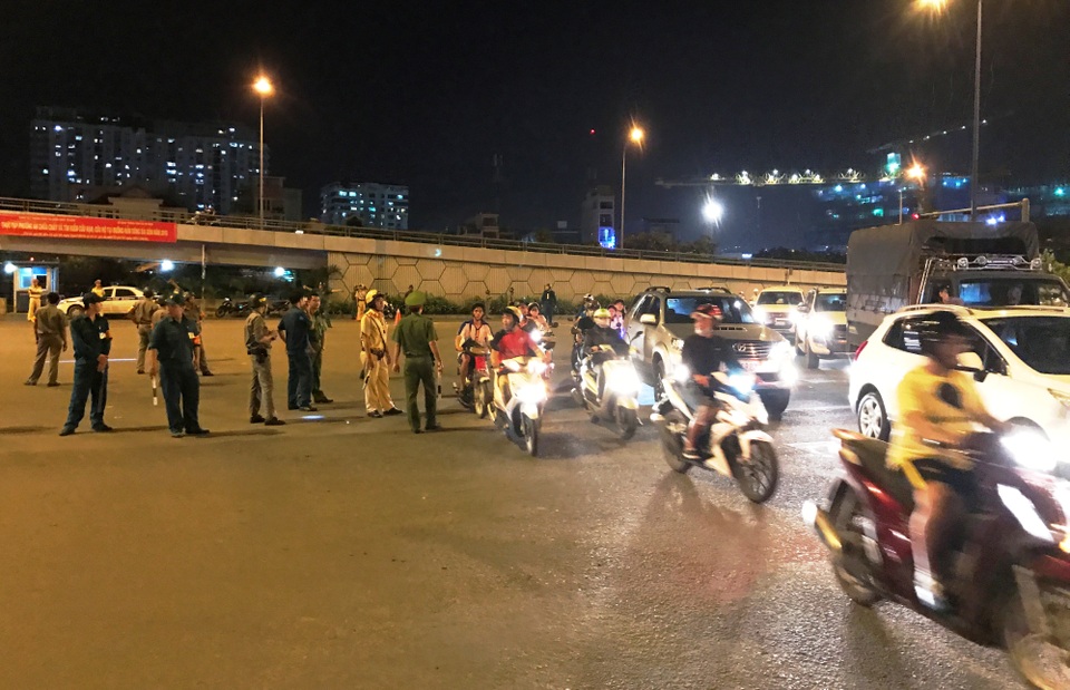 Nhiều người bất ngờ khi hầm Thủ Thiêm bị phong toả trong đêm - 5