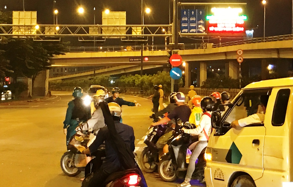 Nhiều người tham gia giao thông tỏ ra khá bất ngờ vì không biết thông tin. Tuy nhiên, sau khi được lực lượng làm nhiệm vụ giải thích, tất cả đều nhanh chóng tìm hướng đi khác để trở về nhà.