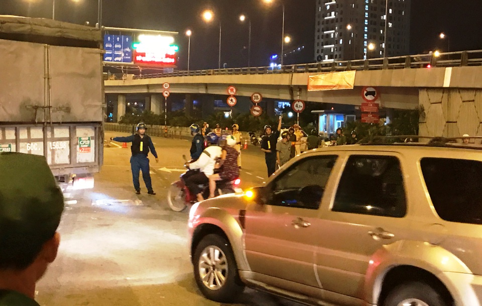 Nhiều người bất ngờ khi hầm Thủ Thiêm bị phong toả trong đêm - 2