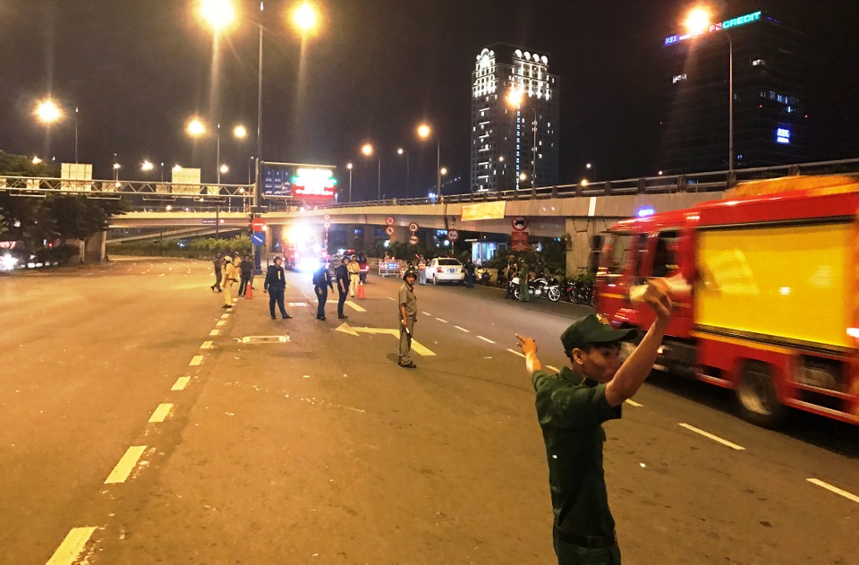 Nhiều người khác thì tỏ ra hết sức bất ngờ khi thấy đường hầm bị phong toả và có nhiều xe chữa cháy, xe cứu thương...hú còi inh ỏi hối hả chạy vào trong hầm.