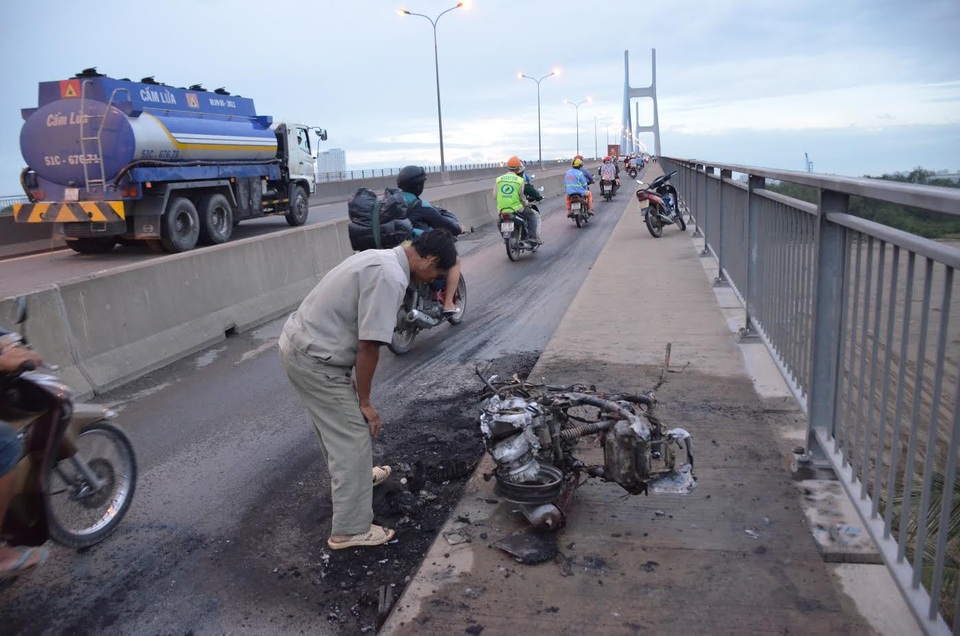 Chiếc xe tay ga bị cháy rụi trơ khung.