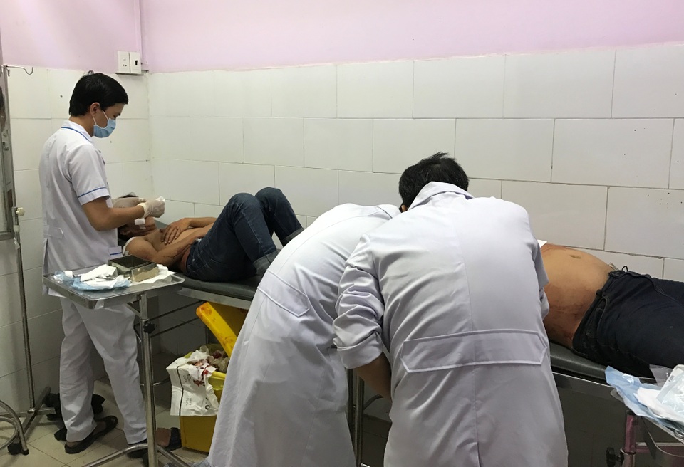 Các nạn nhân đang được cấp cứu tại bệnh viện với nhiều thương tích do bị đâm.