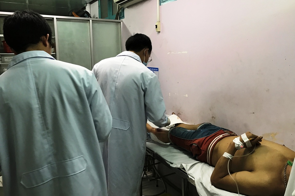 Nạn nhân Hải bị thương nặng nhất trong số các nạn nhân, đang được các bác sĩ cấp cứu.