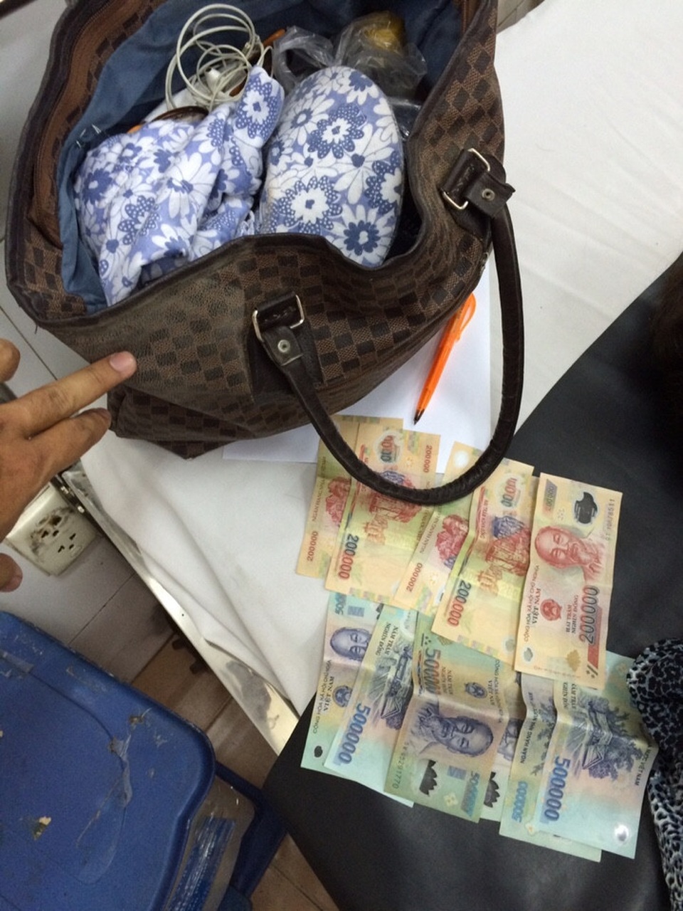 CSGT, hình sự, cơ động hợp lực bắt tên cướp nguy hiểm ở cửa ngõ Sài Gòn - 4 Tài sản của nạn nhân được công an thu hồi.