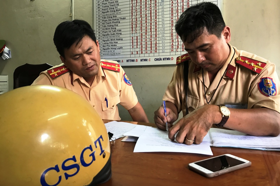 CSGT đang tường trình vụ việc tham gia cùng CSHS, chiến sĩ CSCĐ cùng tham gia truy bắt tên cướp nguy hiểm.