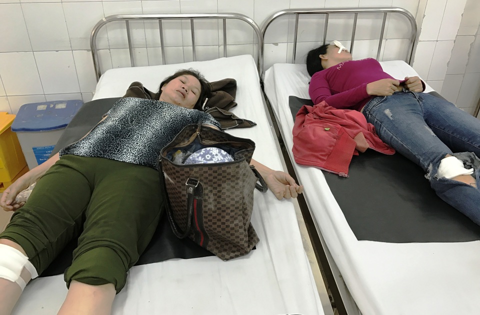 Bà Hồng và người cháu đang cấp cứu tại bệnh viện Đa khoa khu vực Thủ Đức trong tình trạng thương tích nặng.