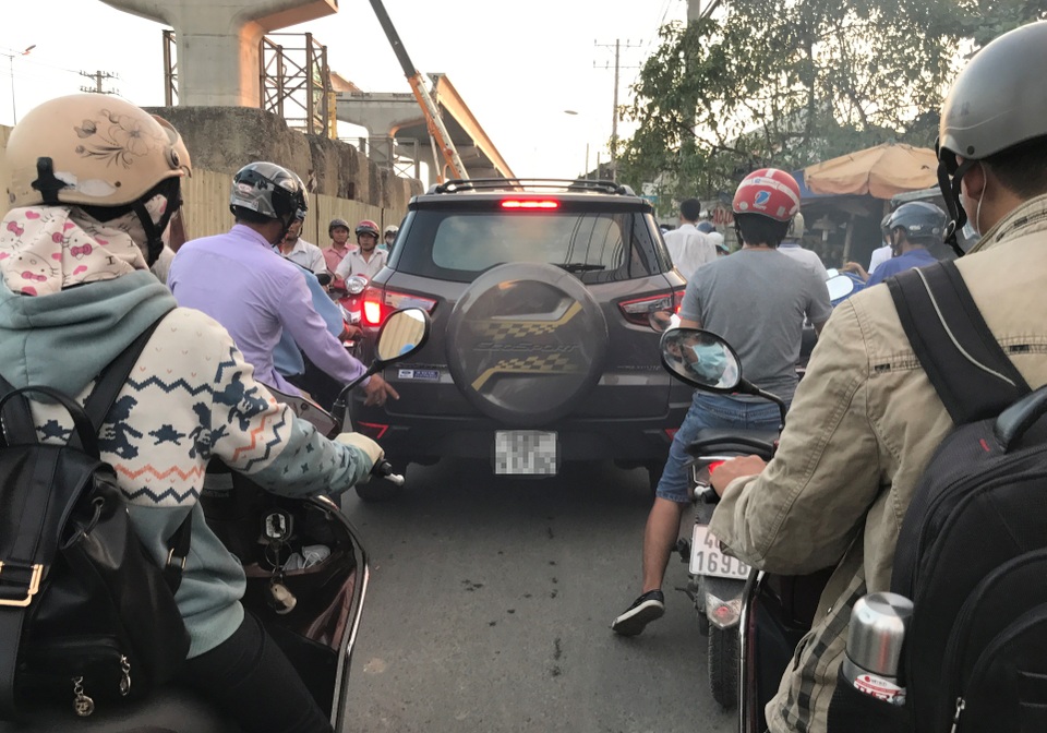 
Dù tuyến đường Nguyễn Văn Bá đã bị ngăn một phần đường để thi công tuyến Metro số 1 Bến Thành - Suối Tiên và cơ quan chức năng đã đặt biển cấm ôtô lưu thông...
