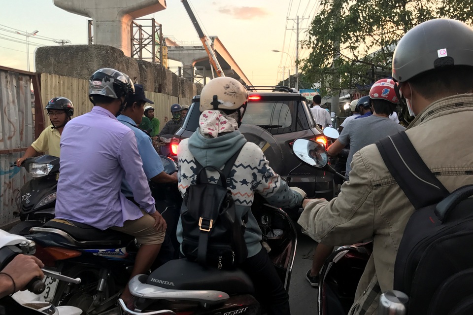 
... nhưng nhiều tài xế ô tô vẫn ngang ngược, bất chấp luật lệ, cố tình lao xe vào gây cản trở giao thông.
