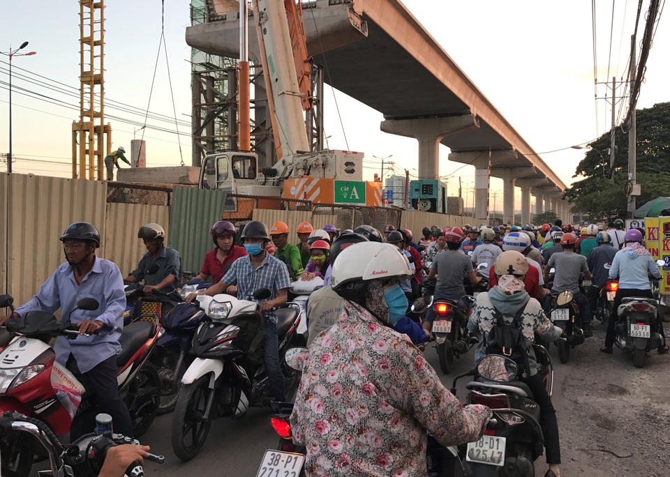 Tài xế ô tô ngang ngược, hàng nghìn người khốn đốn - 4