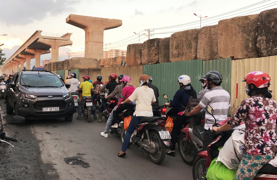 Tài xế ô tô ngang ngược, hàng nghìn người khốn đốn - 2