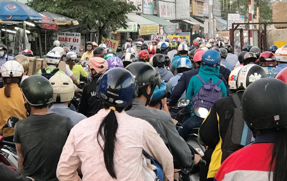 Hàng nghìn người tham gia giao thông 1 phen khốn đốn, kẹt cứng không lối thoát chỉ vì sự ngang ngược của tài xế ôtô.