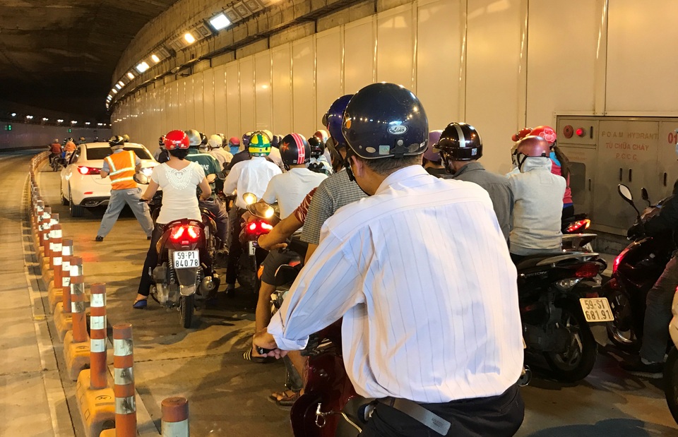 Tài xế Mazda 6 gây náo loạn hầm vượt sông Sài Gòn - 2