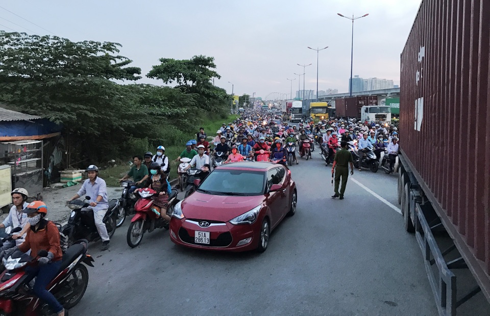 
Ùn ứ kéo dài hàng kilomet trong giờ cao điểm chiều 15/11.
