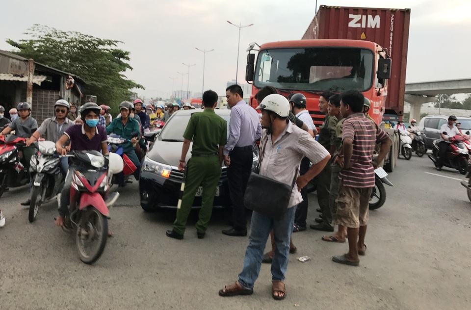 
Xe đầu kéo container và xe du lịch xảy ra va chạm trên Xa lộ Hà Nội (hướng từ trung tâm thành phố ra ngoại thành Sài Gòn). 2 tài xế dừng giữa đường tranh cãi...
