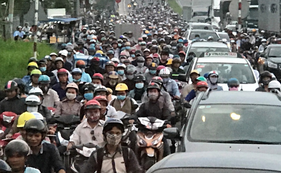 Tài xế dừng xe giữa đường “đấu khẩu”, giao thông ùn ứ - 4