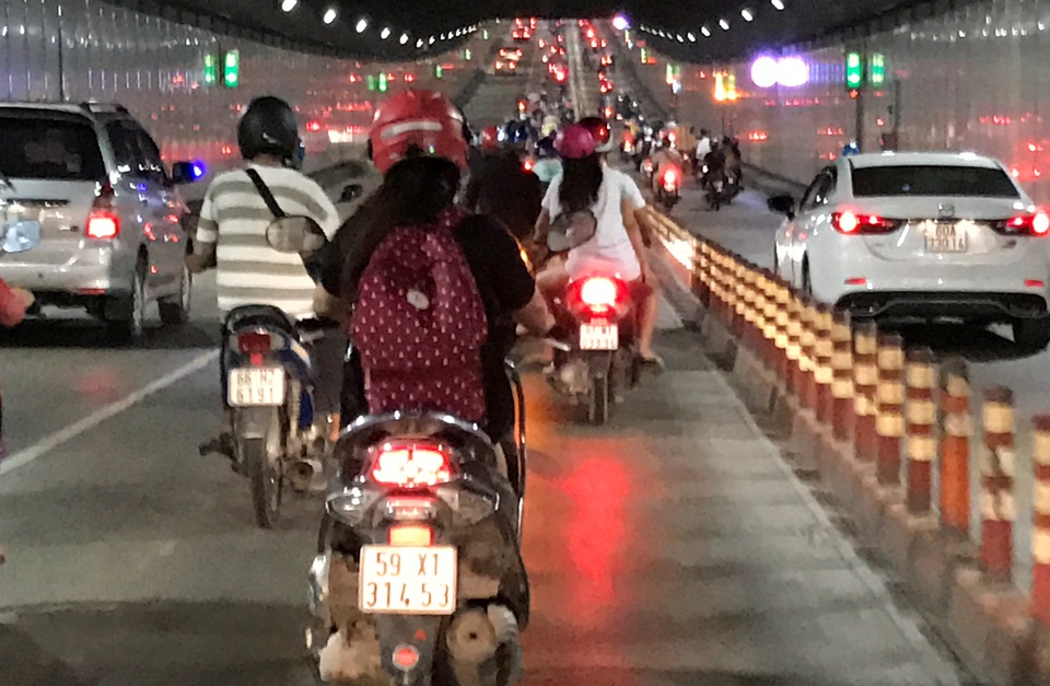 
Xe máy bị kẹt đã chạy qua làn đường ôtô khiến giao thông qua hầm hết sức hỗn loạn.

