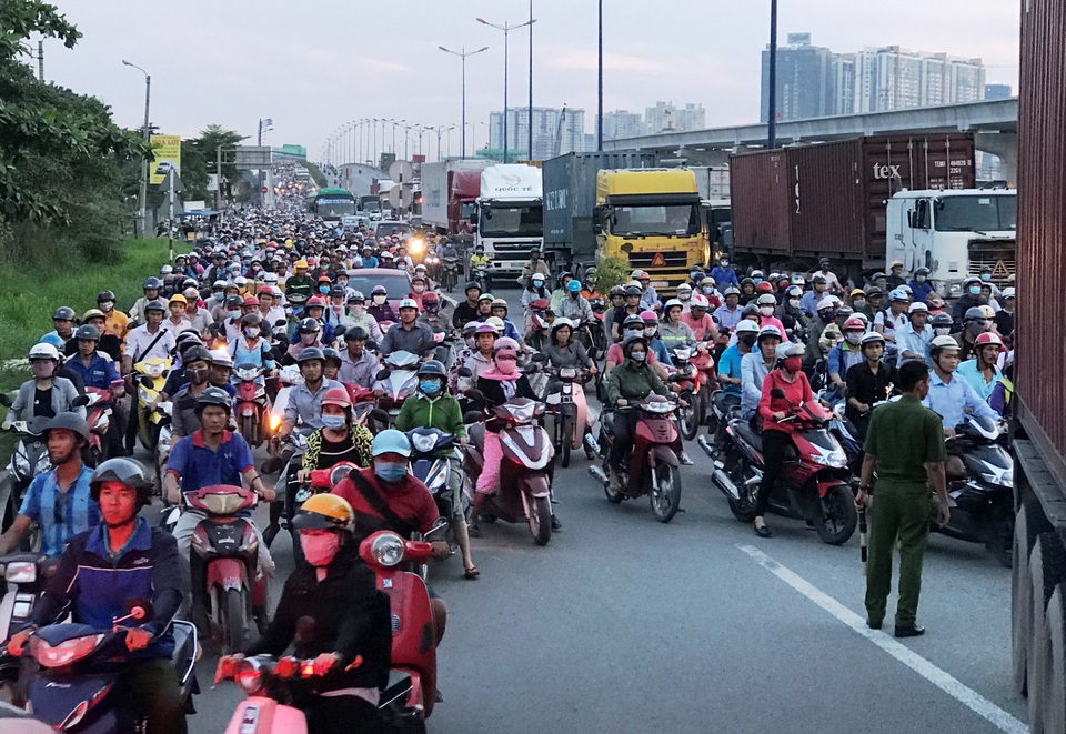 Hàng nghìn phương tiện 1 phen khốn đốn vì 2 phương tiện nằm chắn giữa đường.